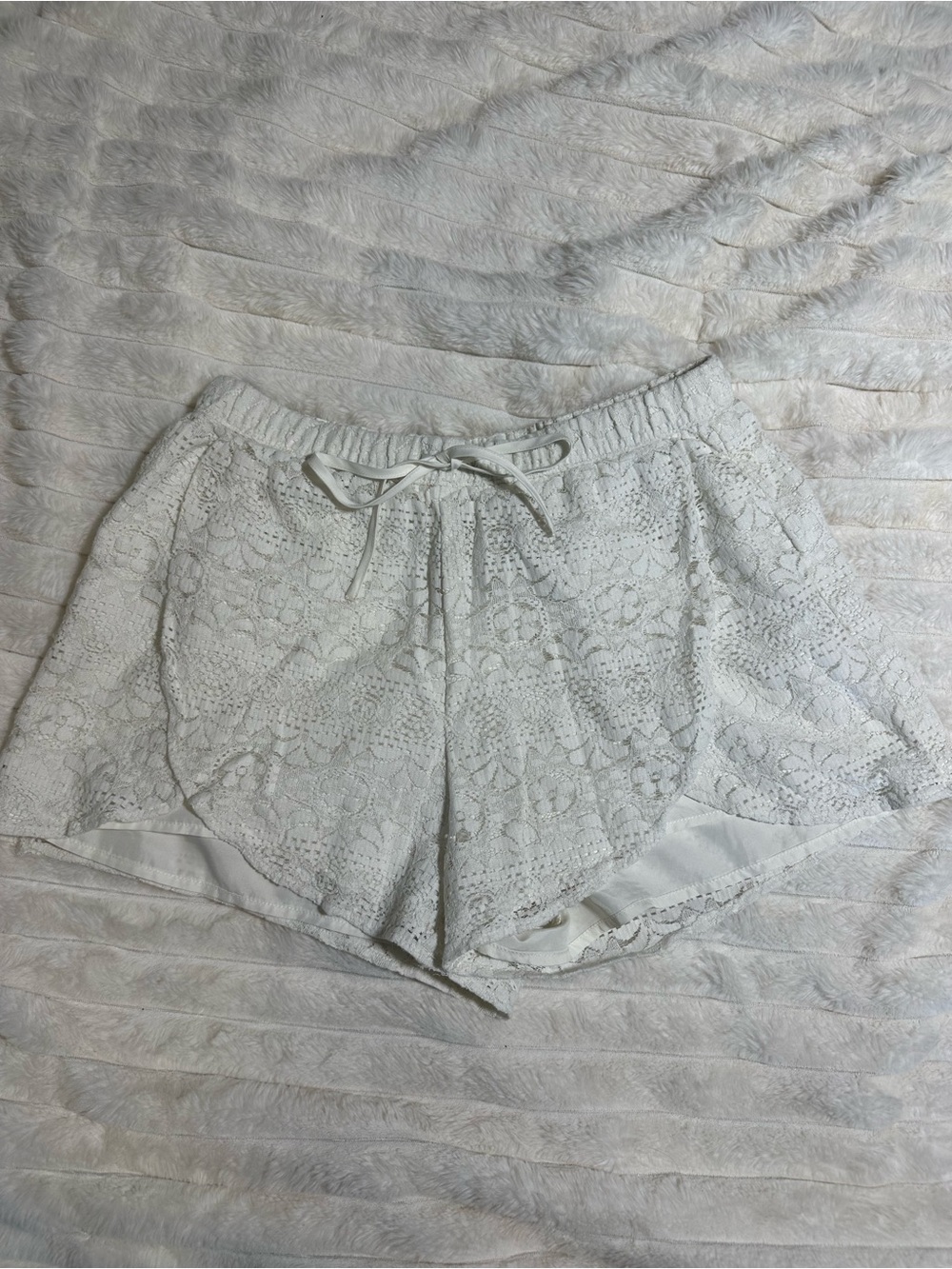 Hollister White Lace Crochet Lined Pull-On Shorts Size Medium